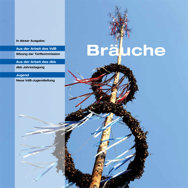 Magazin-Titelseite mit dem Schwerpunkt "Bräuche". Ein Maibaum mit grünen Kränzen und bunten Bändern geschmückt.