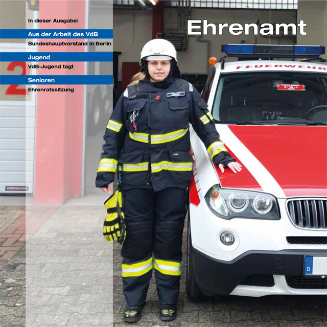 Magazin-Titelseite mit dem Schwerpunkt "Ehrenamt". Eine junge Feuerwehrfrau in schwarzer Feuerwehrschutzkleidung und einem weißen Helm steht neben einem Feuerwehrfahrzeug.