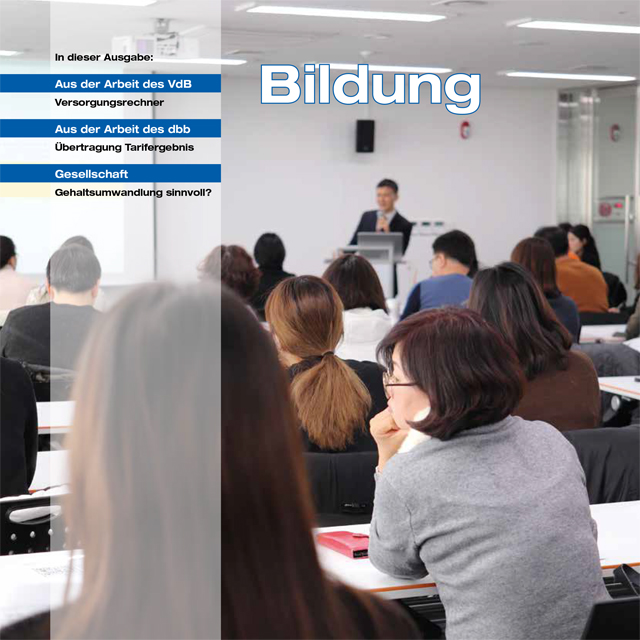 Magazin-Titelseite mit dem Schwerpunkt "Bildung". Ein Raum mit mehreren Personen, die in Reihen sitzen und auf einen vorn stehenden Vortragenden blicken.