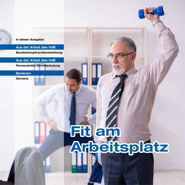 Magazin-Titelseite mit dem Schwerpunkt "Fit am Arbeitsplatz". Büroraum, zwei Erwachsene in Büro-Kleidung machen im Stehen einfache Dehn- und Hantelübungen.