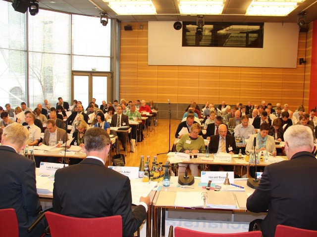 Blick vom Podium auf die Teilnehmer des Gewerkschaftstags.